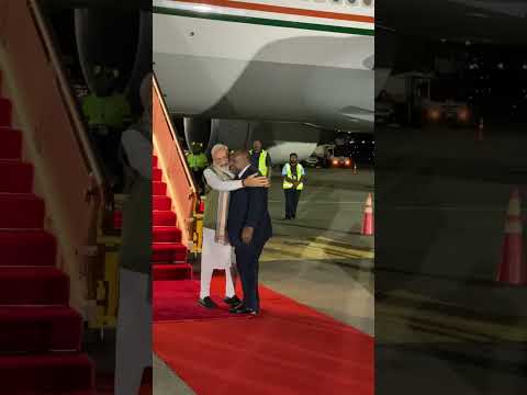 As a mark of respect, the PM of Papua New Guinea touches the feet of PM Modi! | PM Visit